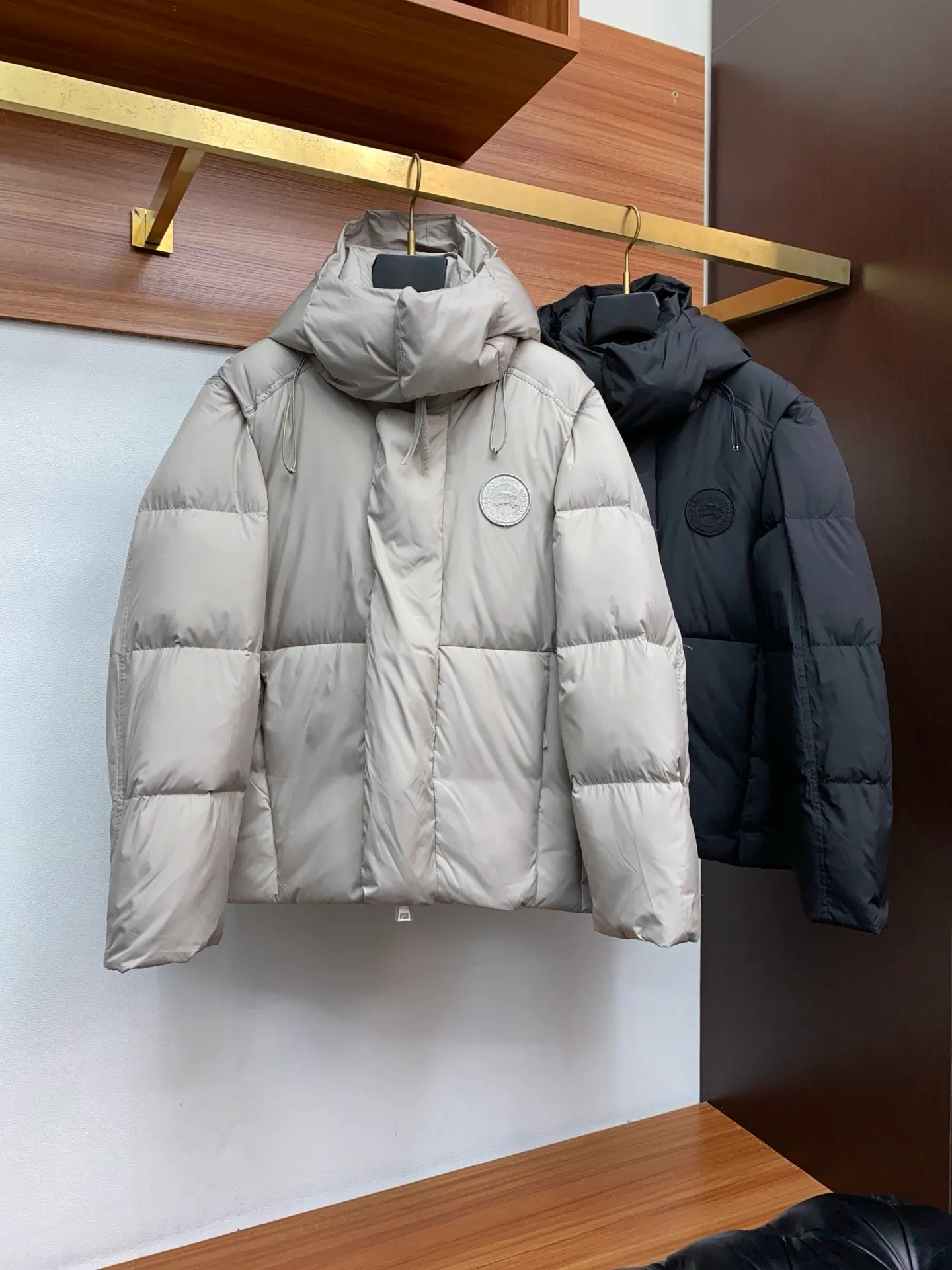 P1400 [Zhang Linghe’s latest top-grade down-filled Canada Goose model] Hooded, removable hood! The original custom-woven lightweight square technology three-proof fabric is windproof, rainproof and friction-proof. It is made of 400D gallbladder Zhengerbajing national standard 90 white duck down. When it is inserted inside, it will be more fluffy and temperature-locking. The whole piece can be stored and folded! ! The embroidered logo on the left chest is a topographic map of Canada, lifelike and perfectly restored. It is embroidered with high-density colored yarn using imported embroidery machines from Bai Lingda. In particular, the sleeves are detachable, making it especially suitable for areas with unstable climate. The washing and labeling are all based on the latest version, and the customized washing labels are equipped with laser anti-counterfeiting labels! ! And the position of the wash water mark is synchronized according to the 25-year new hidden design process. The wash water mark is all hidden inside and can be seen in the detailed picture. What you see is what you get! ! Color graphite gray, black Size xs s m L xl